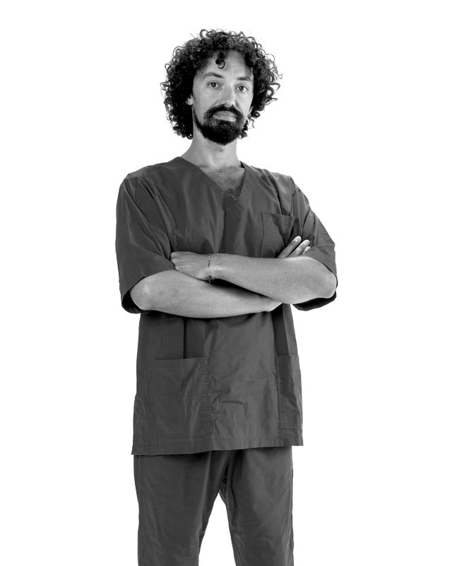 Il Dott. Matteo Melini in divisa clinica